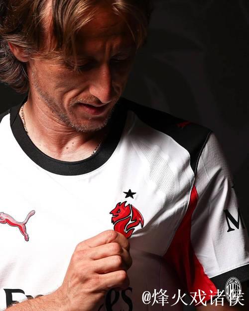 莫德里奇以对手身份三次对阵米兰,取得胜平负各一次的战绩 莫德里奇以对手身份三次对阵米兰,取得胜平负各一次的战绩